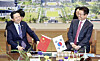North Gyeongsang Gov. Lee Cheol-woo, right, speaks with newly appointed Chinese Ambassador to Korea Dai Bing at the North Gyeongsang Provincial Government headquarters in Andong, North Gyeongsang, on Jan. 17. [NORTH GYEONGSANG PROVINCIAL GOVERNMENT]