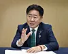 Jeju Governor Oh Young-hun talks during an interview with the Korea JoongAng Daily at International Convention Center Jeju on June 5. [PARK SANG-MOON]