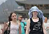 Tourists walk along Gwanghwamun Square in Jongno District, central Seoul in the heat as Seoul is seeing early summer weather on April 17. [YONHAP]