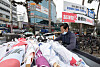 The day after Korea’s general election, an official from Jongno District Office dismantles campaign banners in downtown Seoul, loading them on a truck to discard of them on Thursday. [NEWS1]