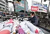 The day after Korea’s general election, an official from Jongno District Office dismantles campaign banners in downtown Seoul, loading them on a truck to discard of them on Thursday. [NEWS1]