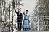 Former President Moon Jae-in and former first lady Kim Jung-sook wave to welcoming citizens as they enter their residence in Pyeongsan Village in Yangsan, South Gyeongsang, on May 10. [JOONGANG ILBO]