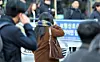 People in thick winter coats cross a street in Gwanghwamun, Jongno District, on Nov. 26. [NEWS1]