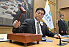 Bank of Korea Governor Rhee Chang-yong strikes the gavel during a Monetary Policy Committee meeting at the Bank of Korea headquarters in central Seoul on Oct. 23. [YONHAP]