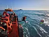Divers plunge underwater for a search operation on Feb. 14 following the sinking of 139-ton trawler Seogyeong No. 22 in Yeosu, South Jeolla, on Feb. 9. [JOONGANG ILBO]
