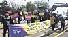 Residents from three villages inside the civilian control zone in Paju, Gyeonggi — Tongilchon, Daeseong-dong and Haemaru Village — drive tractors and hold a protest opposing the Families of Abductees to North Korea Association’s attempt to launch anti-North Korea leaflets. [JOONGANG ILBO]