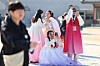Tourists in traditional Korean dress, or hanbok, are seen in front of Gyeongbok Palace in Jongno District, central Seoul on Nov. 16. [NEWS1]