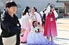 Tourists in traditional Korean dress, or hanbok, are seen in front of Gyeongbok Palace in Jongno District, central Seoul on Nov. 16. [NEWS1]