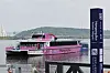 A Hangang Bus pulls into Magok Pier in Gangseo District, western Seoul on Sept. 29. [YONHAP]