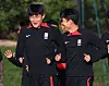 Korea's Kim Min-jae, left, and Son Heung-min train at the Al-Egla training ground in Doha, Qatar on Feb. 4. [YONHAP]