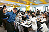 Chef Lee Yeon-bok, left, poses for a photo with students at Hanyang University on Dec. 15. Chef Lee visited the university in Seongdong District, eastern Seoul, to take part in the school’s regular “1,000 won breakfast” campaign. [HANYANG UNIVERSITY]