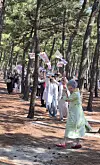 Veteran actor Park Jung-ja, 83, front, dances followed by 150 acquaintances during her living funeral in Gangneung, Gangwon, on May 25. [JOONGANG ILBO]