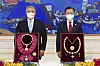 Colombian President Iván Duque Márquez, left, and Korean President Moon Jae-in, right, exchange medals during their summit in Seoul on Aug. 25, 2021. [JOINT PRESS CORPS]