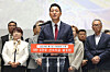 Seoul Mayor Oh Se-hoon, center, announces a plan to break ground on 85,000 housing units across 85 redevelopment and reconstruction sites over the next three years at Seoul City Hall on Feb. 26. [NEWS1]