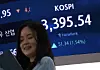 A screen in Hana Bank's trading room in central Seoul shows the Kospi closing at 3,395.54 points on Sept. 12, up 51.34 points, or 1.54 percent, from the previous trading session. [YONHAP]