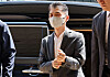 Kim Beom-su, founder of tech giant Kakao Corp., arrives at the Seoul Southern District Court in the capital on Aug. 29, to attend the final trial of his stock manipulation trial. [YONHAP]