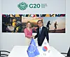 South Korean Foreign Minister Cho Tae-yul, right, and High Representative of the European Union (EU) Kaja Kallas shake hands during their meeting on the sidelines of the G20 foreign ministers' meeting in Johannesburg, South Africa, on Feb. 22. [NEWS1]