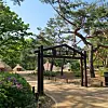 Amsa-dong Prehistoric Settlement Site in Gangdong District, eastern Seoul, has huts and a museum surrounded by greenery. [KIM DONG-EUN]