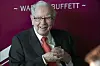 Warren Buffett, chairman and CEO of Berkshire Hathaway, smiles as he plays bridge following the annual Berkshire Hathaway shareholders meeting in Omaha, Nebraska, on May 5, 2019. [AP/YONHAP]