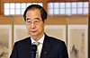 Acting President Han Duck-soo listens during a meeting with Japanese business leaders at his official residence in Seoul on Tuesday. [POOL/YONHAP]