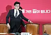 People Power Party (PPP) interim leader Han Dong-hoon takes a seat to convene an emergency steering committee meeting at the National Assembly in western Seoul on Monday, after announcing he has no plans to resign amid a reported request from the presidential office for him to step down. [NEWS1]