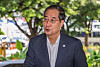 Prime Minister Han Duck-soo greets reporters on his way to work at the government complex in Jongno District, central Seoul, Friday. He is set to depart for Hangzhou, China, for the Asian Games Saturday. [YONHAP]