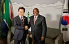 Korean President Lee Jae-myung, left, and South African President Cyril Ramaphosa shake hands at their bilateral talks in Calgary, Canada, on June 16 on the margins of the G7 summit. [JOINT PRESS CORPS]