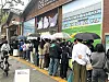 People line up in front of a Musinsa store in Seongsu-dong, eastern Seoul on May 1. [YOON SEUNG-JIN]