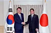 President Yoon Suk Yeol, left, and Japanese Prime Minister Fumio Kishida shake hands during a bilateral meeting on the sidelines of the North Atlantic Treaty Organization (NATO) summit in Washington on Wednesday. [YONHAP]