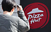 A pedestrian walks by a Pizza Hut store in Seoul on Nov. 5. The Seoul Bankruptcy Court initiated corporate rehabilitation proceedings for Pizza Hut Korea on Dec. 16. [NEWS1]