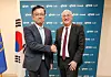 Finance Minister Choi Sang-mok, left, shakes hands with Inter-American Development Bank President Ilan Goldfajn ahead of their meeting in Washington, D.C., on April 17. [MINISTRY OF ECONOMY AND FINANCE]