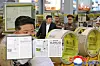 North Korean media reported that Kim visited a factory on Aug. 31, but the Rodong Sinmun in the stand (left in the picture) is dated Aug. 26. Below, blurred images of the front and fourth pages of the Aug. 26 edition are shown tilted, while the unblurred original pages are presented on the right, demonstrating that both are from the same issue. [SCREEN CAPTURE]