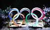 Snow falls behind an Olympic rings installation set up in a public square in Cortina d’Ampezzo, Italy, on Feb. 4. [NEWS1]