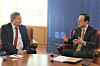 Kweon Ki-hwan, right, deputy foreign minister for global and multilateral affairs of the Foreign Ministry, speaks with Philippe Duneton, Unitaid's executive director, on Wednesday. [YONHAP]
