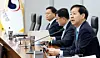 Deputy Prime Minister and Finance Minister Koo Yun-cheol, far right, speaks during a meeting of the industrial competitiveness committee and growth strategy task force at the government complex in Sejong on Dec. 16. [NEWS1]
