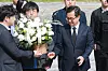 Kim Dong-yeon, a Democratic Party candidate in the presidential primary, receives flowers to lay at the April 19 Revolution Memorial in Cheongju, North Chungcheong, on April 17. [NEWS1]