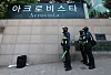 Police officers stand guard in front of the Acro Vista apartment complex in Seocho District, southern Seoul, on April 30, as prosecutors raid the residence of former President Yoon Suk Yeol and Kim Keon Hee amid an investigation into allegations involving shaman Jeon Seong-bae. [YONHAP]
