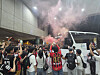 FC Seoul fans block the team bus after the match against the Pohang Steelers at the Seoul World Cup Stadium in western Seoul on June 29 to protest manager Kim Gi-dong, whom they hold responsible for Ki Sung-yueng’s transfer to the Steelers. [JOONGANG ILBO]