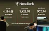 A screen in Hana Bank's trading room in central Seoul shows the Kospi opening on Oct. 30. [YONHAP]