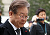 Democratic Party leader Lee Jae-myung enters the Seoul Central District Court to attend his trial on Daejang-dong development and other consolidated cases on Dec. 19. [YONHAP]