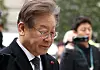 Democratic Party leader Lee Jae-myung enters the Seoul Central District Court to attend his trial on Daejang-dong development and other consolidated cases on Dec. 19. [YONHAP]
