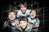 Lee Dong-gook and three of his children smile in front of a football goal.[JOONGANG ILBO]