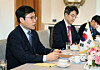 Yeo Han-koo, Korea’s trade minister, left, meets with Douglas Alexander, Britain’s minister of state for trade policy, at the British ambassador’s residence in central Seoul on Sept. 1. [NEWS1]