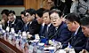 Democratic Party presidential contender Lee Jae-myung attends a policy roundtable on capital market revitalization at the Korea Financial Investment Association in Yeouido, western Seoul, on April 21. [KIM SEONG-RYONG]