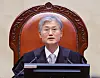 Chief Justice Jo Hee-de speaks at the Supreme Court’s main courtroom in Seocho District, southern Seoul, ahead of a ruling by the full bench on the afternoon of April 19. [YONHAP]