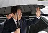 Democratic Party presidential contender Lee Jae-myung waves to supporters in front of Seoul Central District Court in Seocho District, western Seoul, before a trial on April 22. [NEWS1]