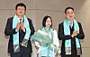Second Vice Minister of Culture, Sports and Tourism Kim Dae-hyun, left, and Sharmaine Lee, center, the 18.5 millionth tourist to Korea who is from Singapore, center, pose for a photo at Terminal 2 of Incheon International Airport on Tuesday to celebrate a record high in annual inbound tourism to Korea. [KOREA TOURISM ORGANIZATION]
