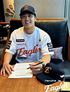 Taiwanese pitcher Wang Yan-Cheng signs his contract with the Hanwha Eagles, in this photo provided by the Eagles on Nov. 13. [HANWHA EAGLES]