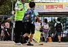 The photo shows children near an elementary school in western Seoul on Sept. 5. [YONHAP]