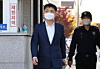 Kim Beom-su, head of Kakao’s Future Initiative Center, is released on bail from the Seoul Southern Detention Center in Guro District, western Seoul, on Oct. 31, 2024, after being detained over SM Entertainment stock manipulation allegations. [NEWS1]